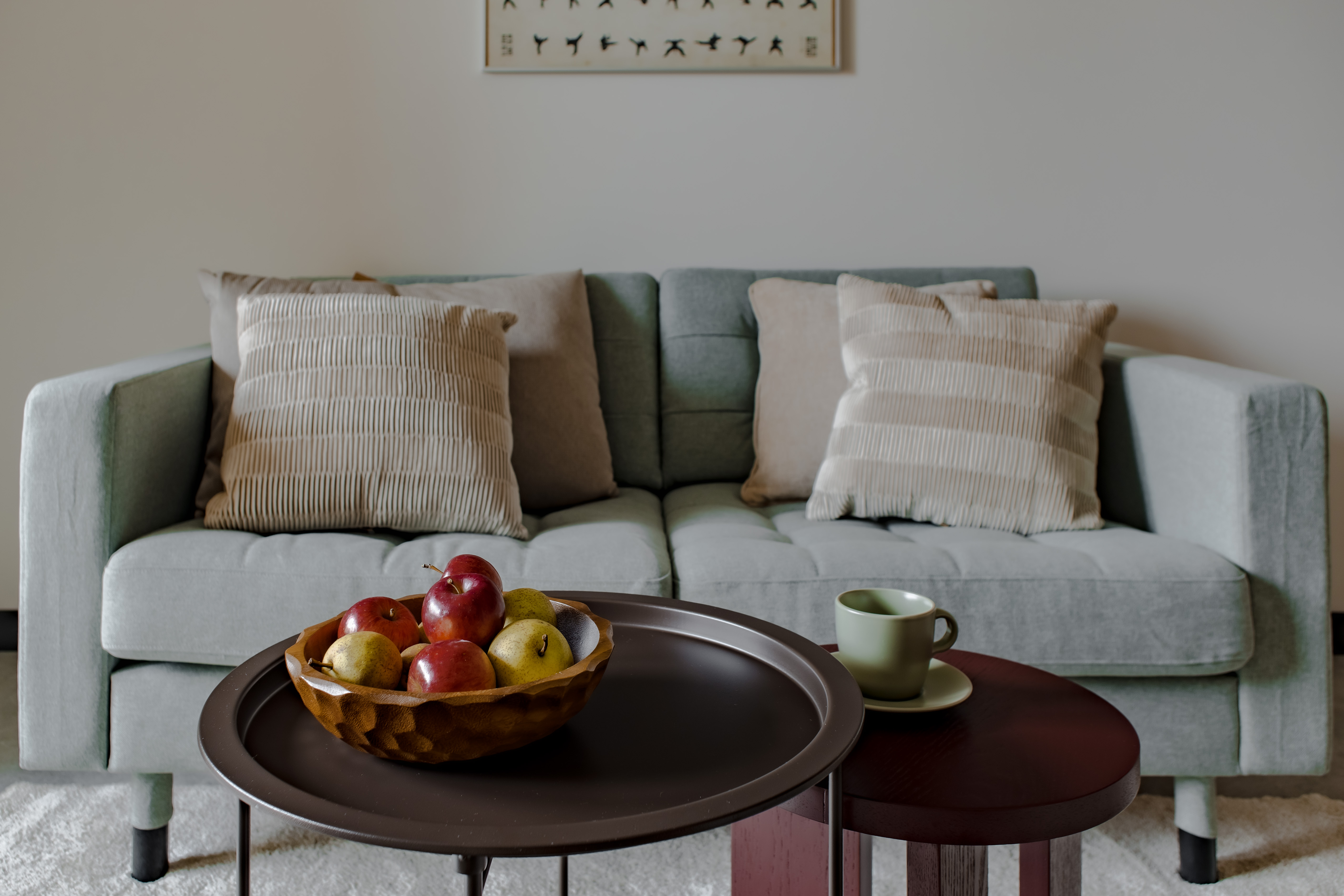 Doza uniwersalności, przytulność, uczucie spokoju. Funkcjonalne mieszkanie na wynajem, wykończone dobrymi materiałami.