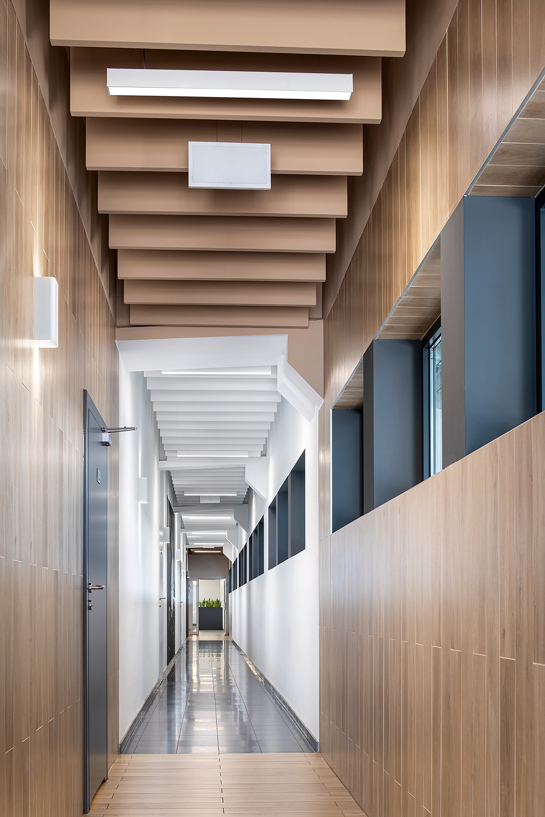 Długi korytarz, podzielony strefami kolorystycznymi.