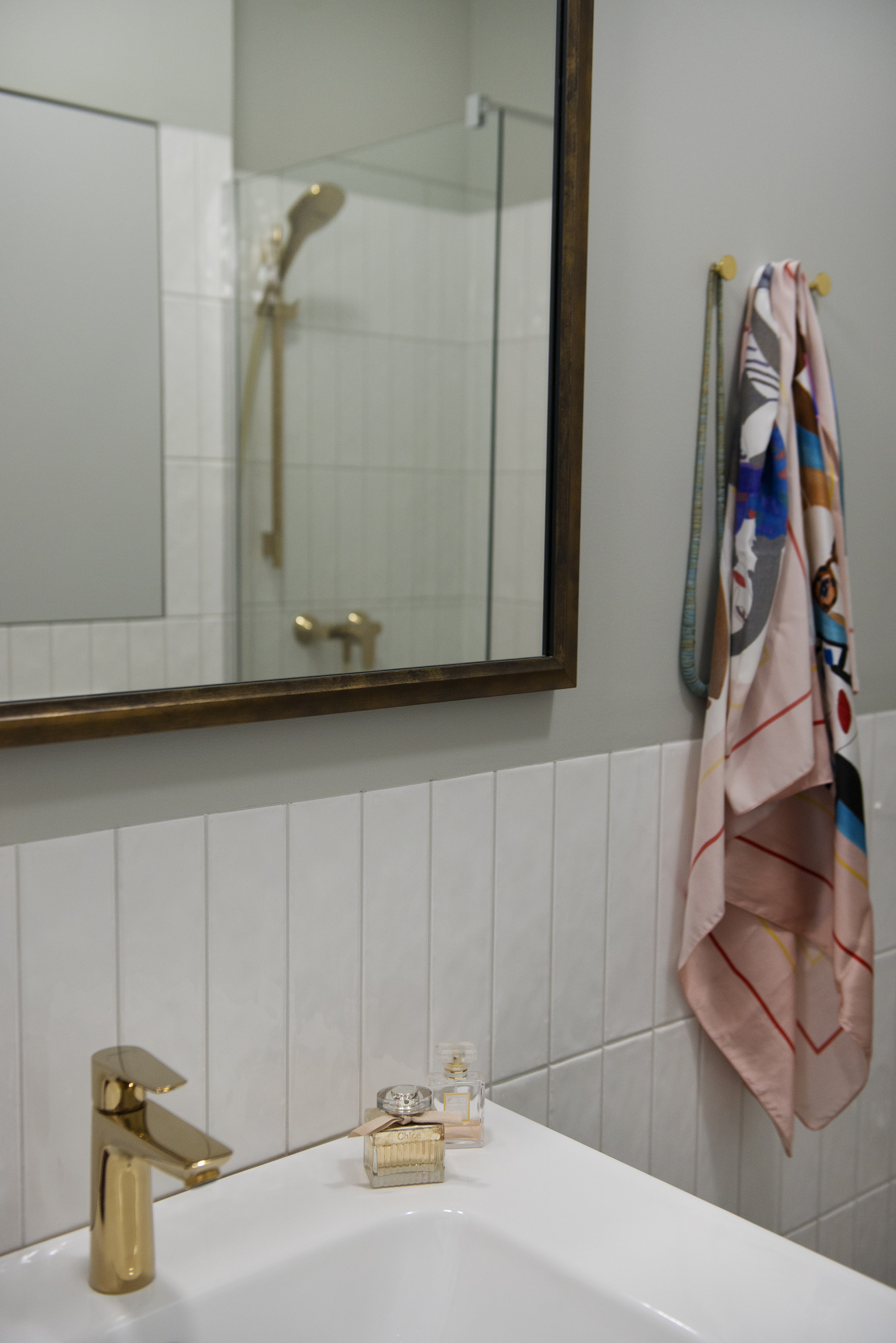 Złota armatura i dodatki oraz płytki cegiełki, podkreślają klimat wnętrza.