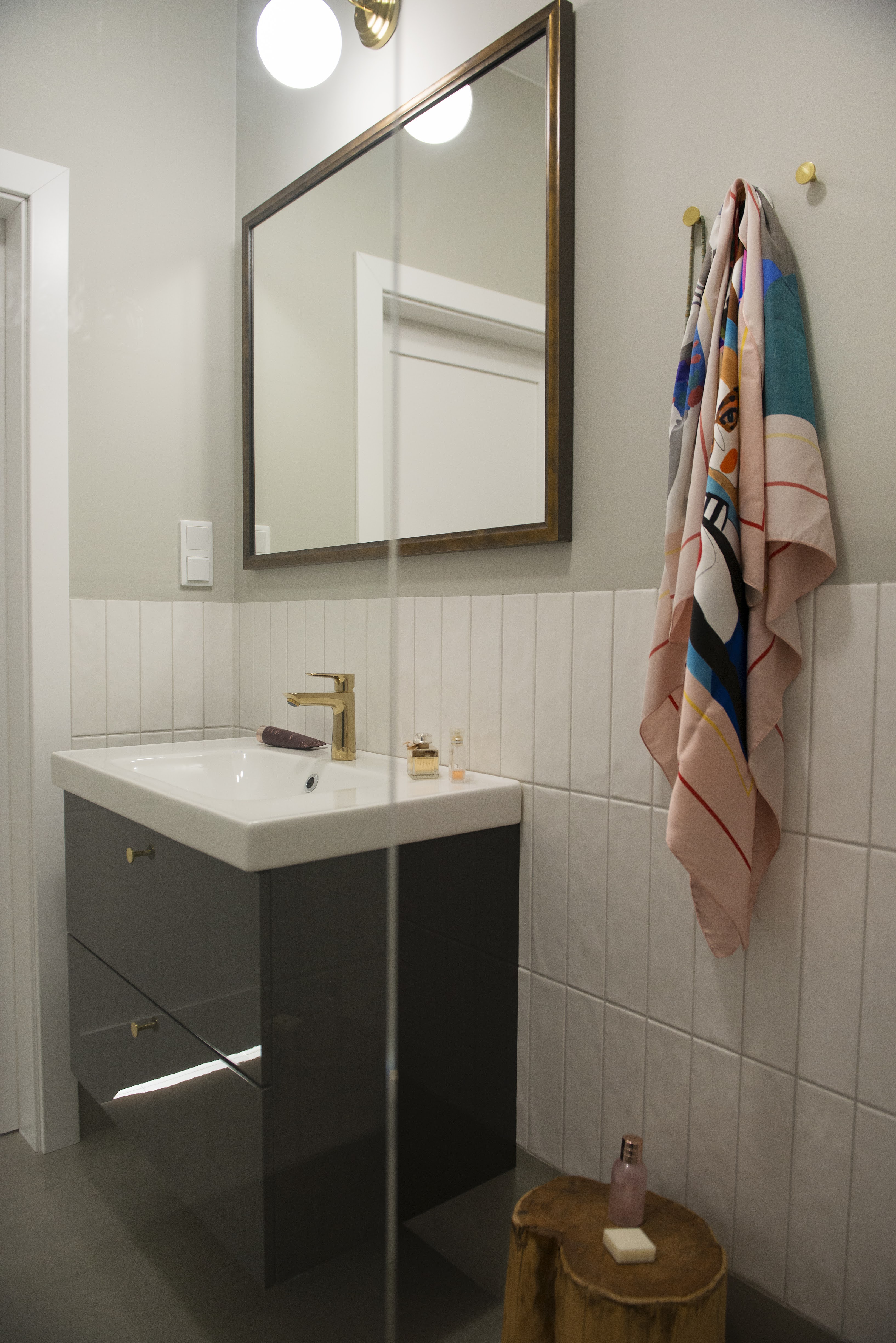 Złota armatura i dodatki oraz płytki cegiełki, podkreślają klimat wnętrza.