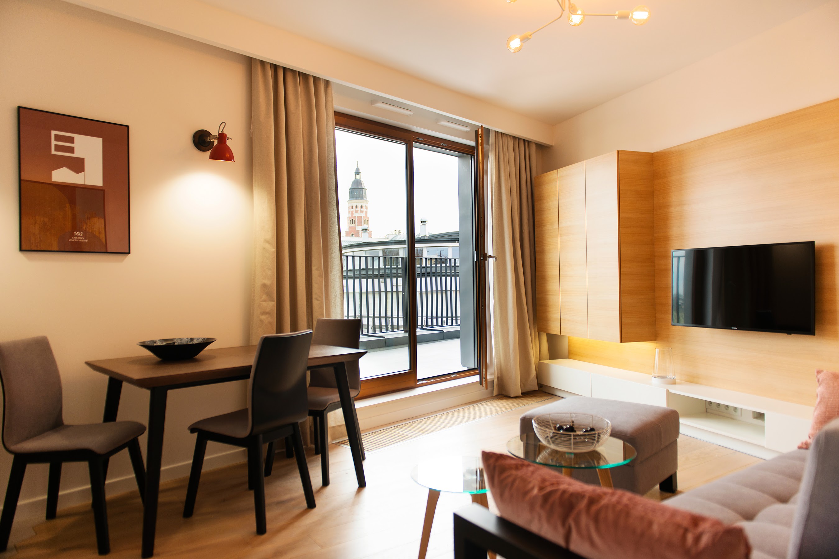 Przytulność, uniwersalność, prosta forma. Materiały wysokiej jakości i trwałości, łatwe w utrzymaniu porządku.