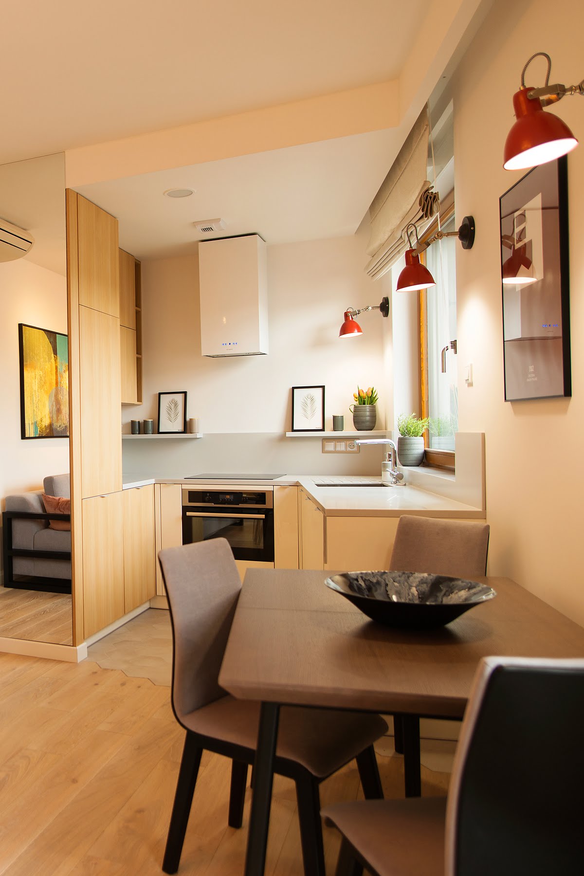 Stoliki ze szklanymi blatami, nadają lekkości i są ozdobnym detalem.