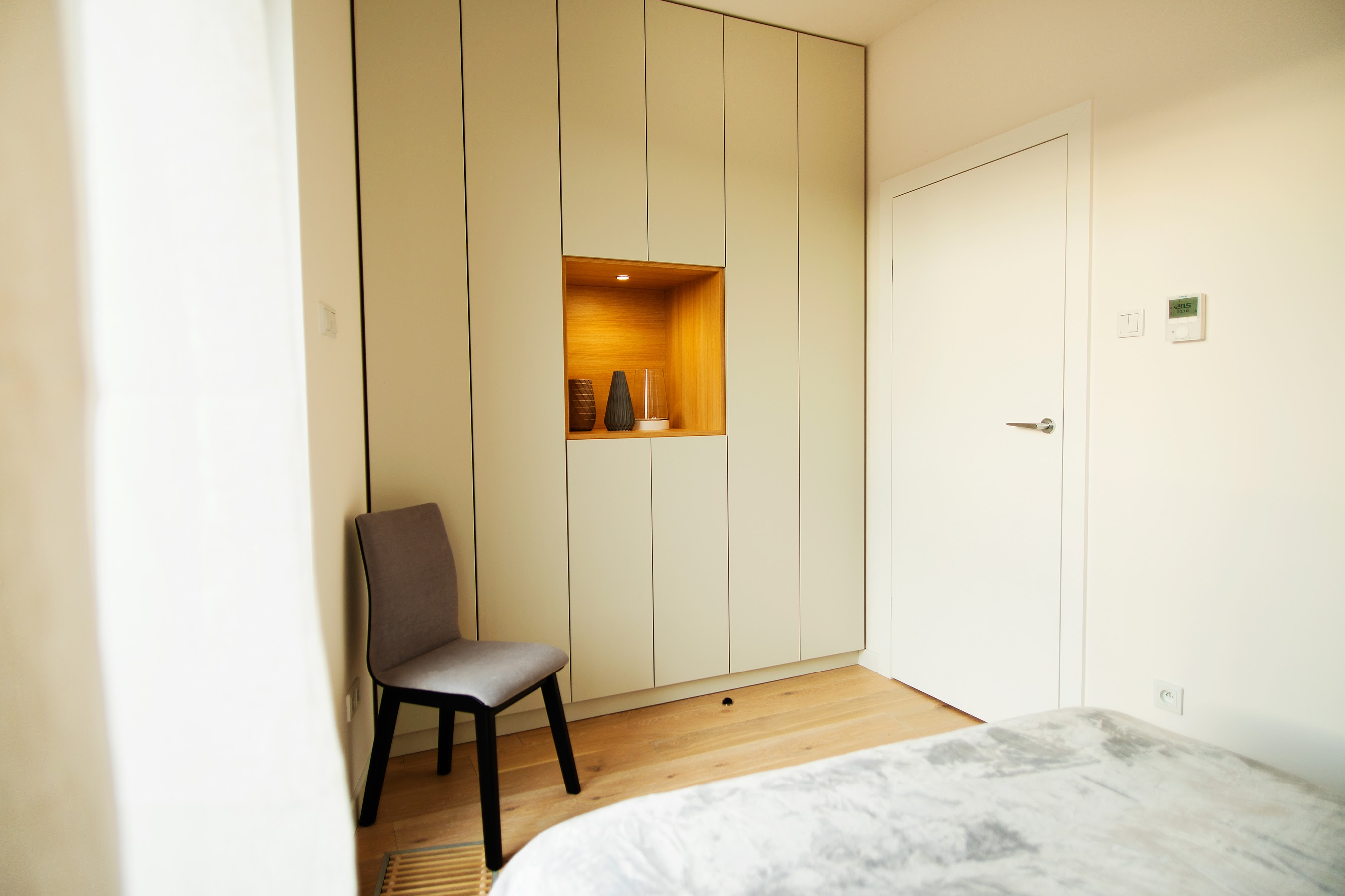 Pojemna szafa, z podświetlaną wnęką.