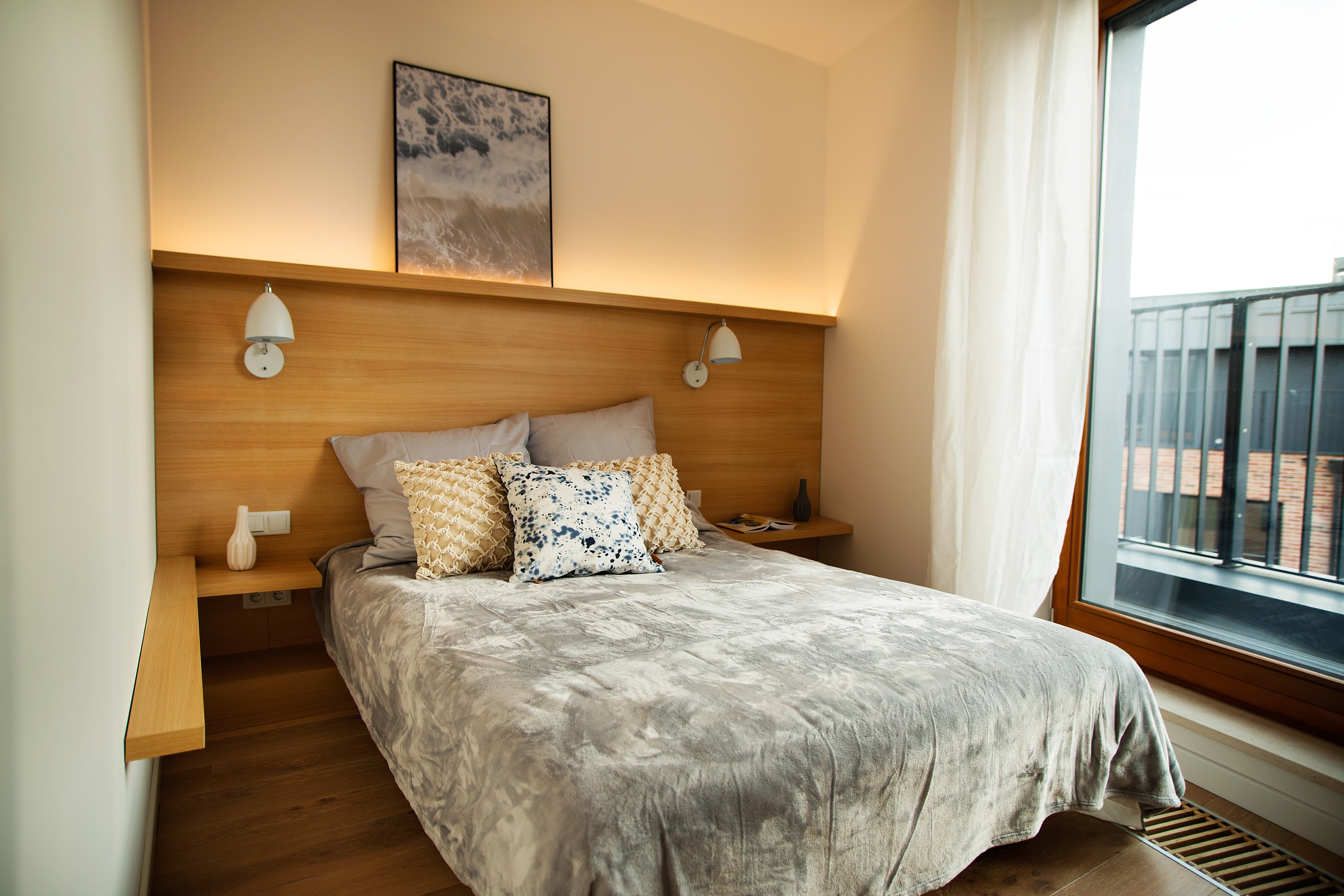 Drewno nadaje sypialni przytulności.