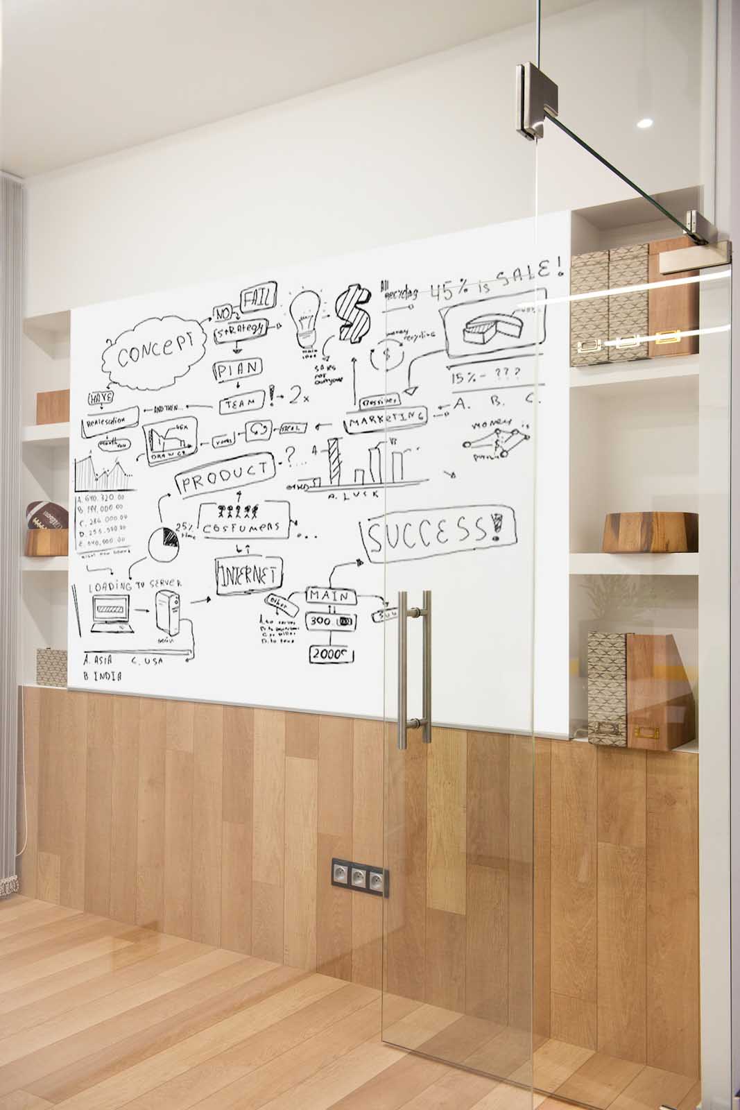 Przeszklone ściany i biała tablica są doskonałą powierzchnią do pisania, zawieszania notatek, planszy, projektów itd.