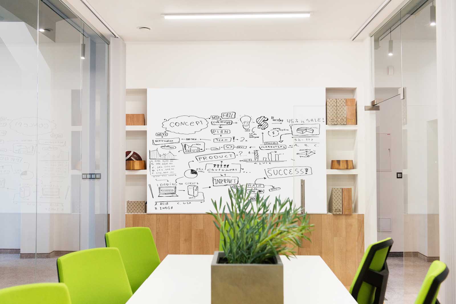 Przeszklone ściany, naturalnie doświetlają pozostałą część open space.