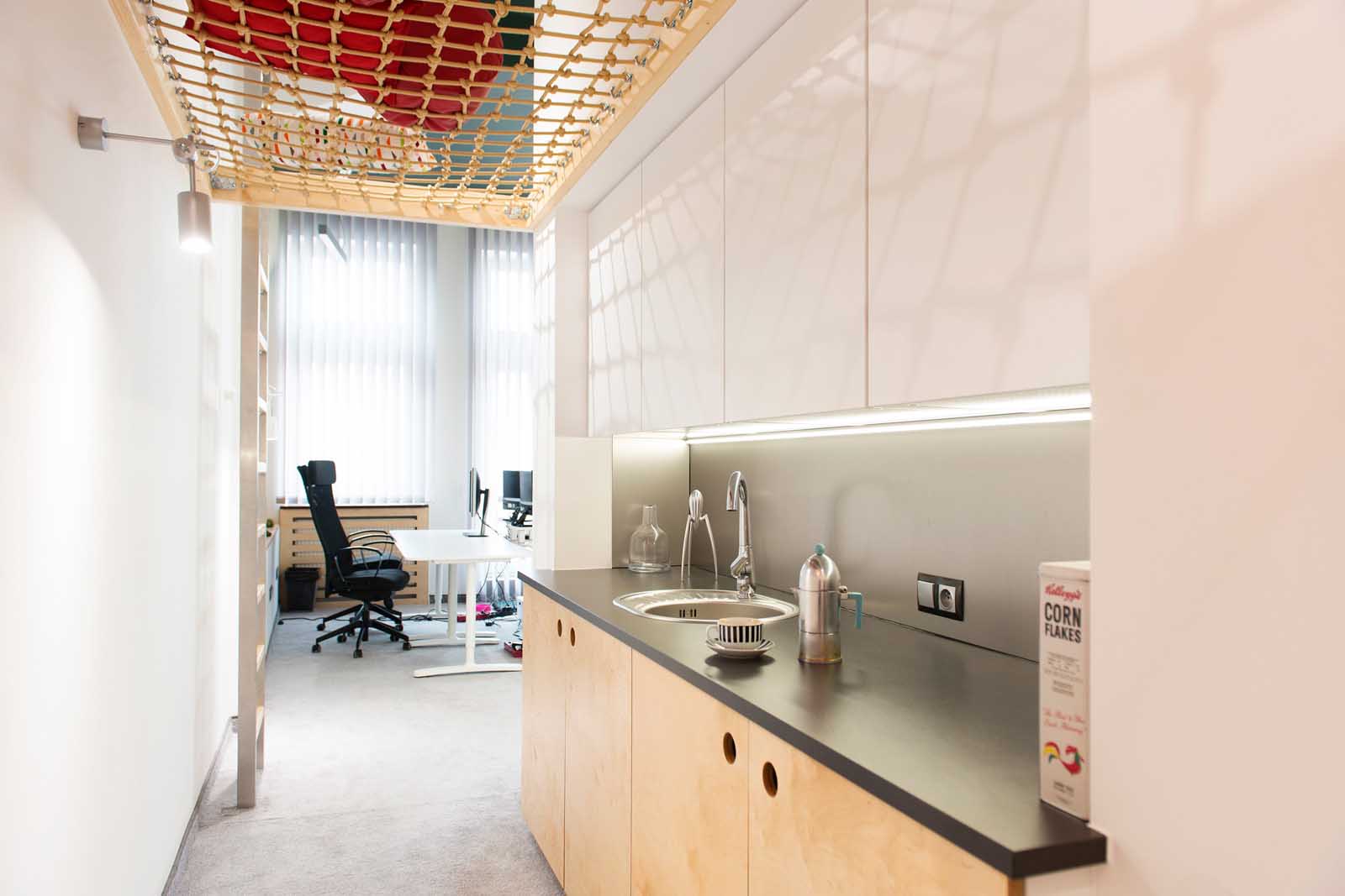 Funkcjonalny aneks kuchenny, z wejściem na antresolę.