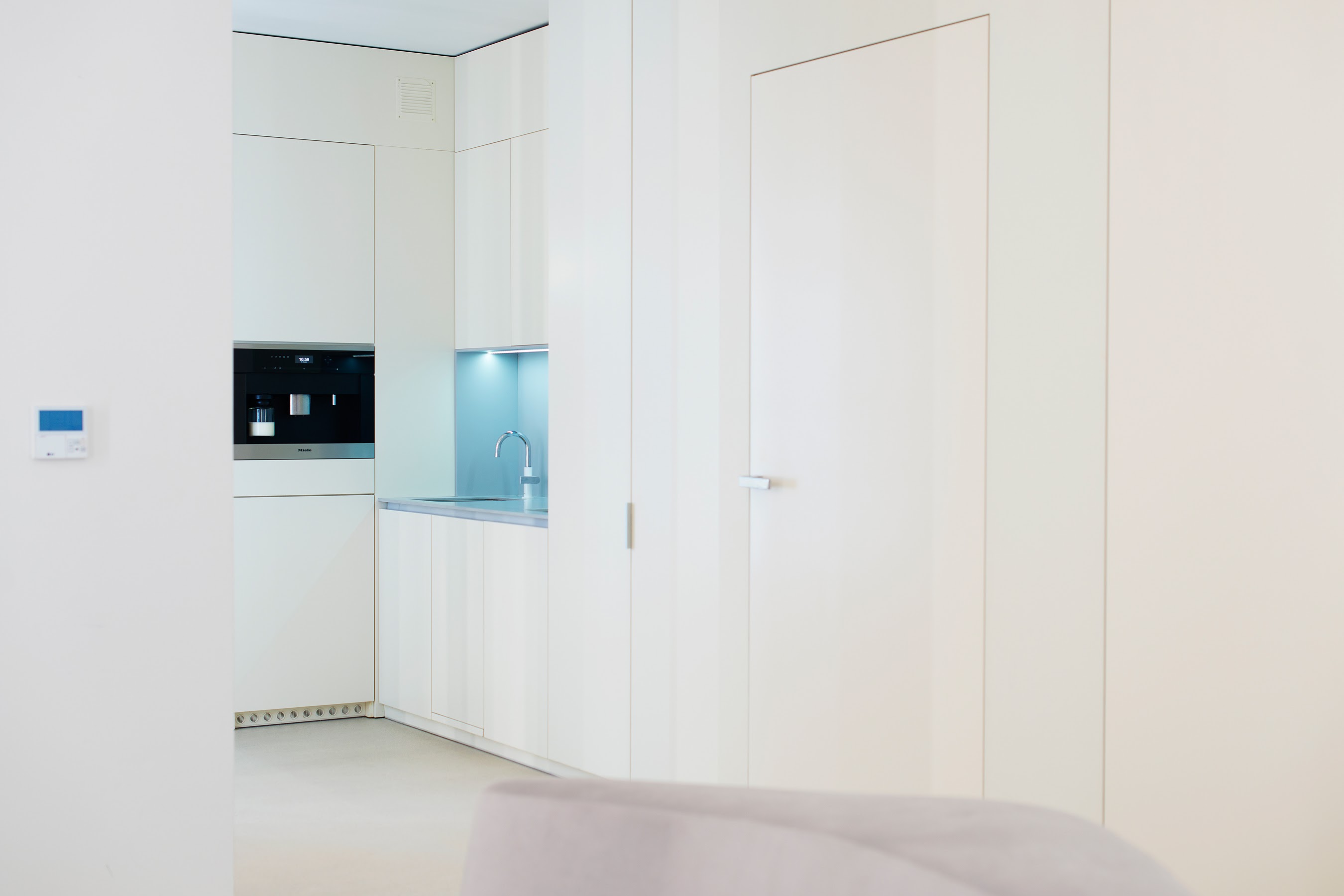 Zlicowane ze ścianą drzwi, prowadzą do gabinetów manicure i pedicure.