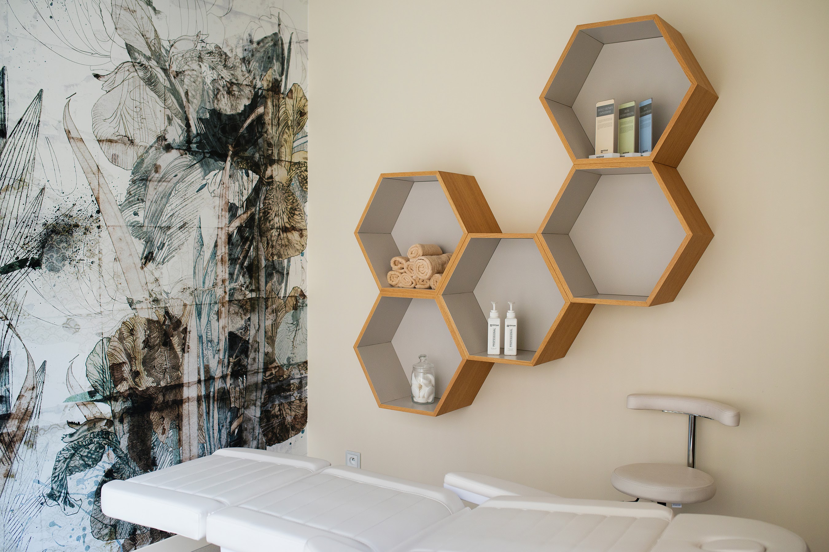 Heksagonalne półki w gabinecie kosmetycznym.