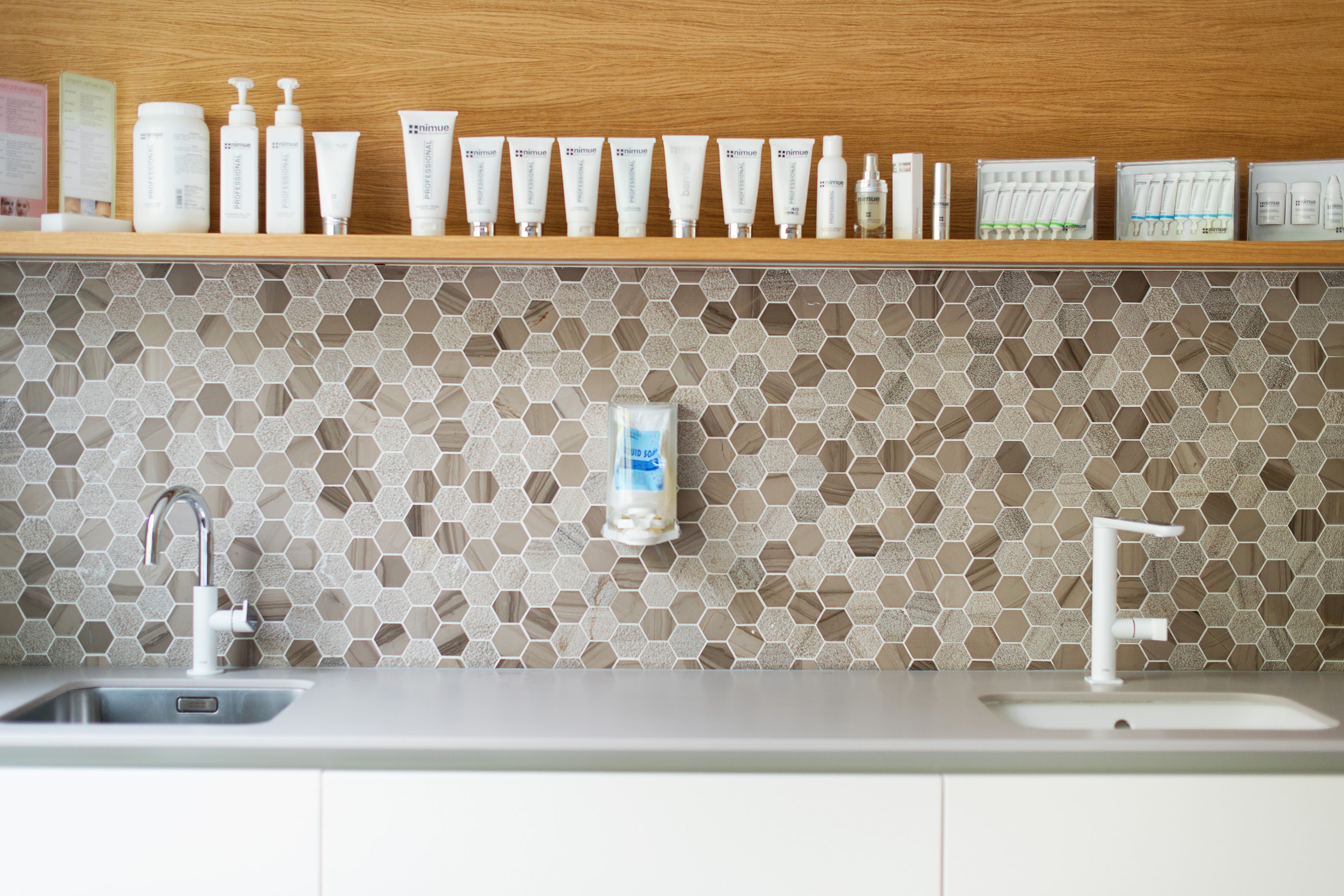 Heksagonalna mozaika z naturalnego kamienia.