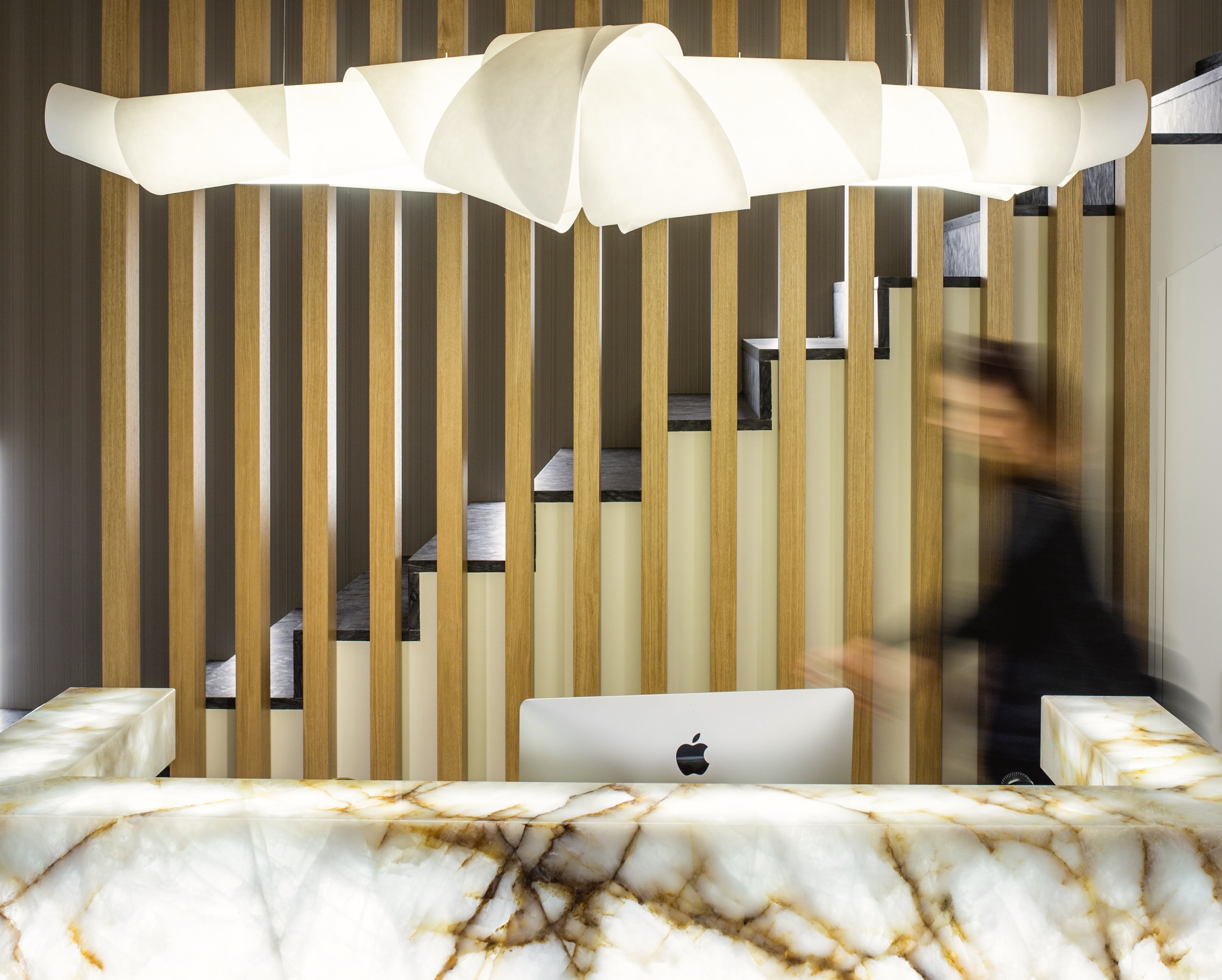 Podświetlana lada recepcyjna z onyksu.