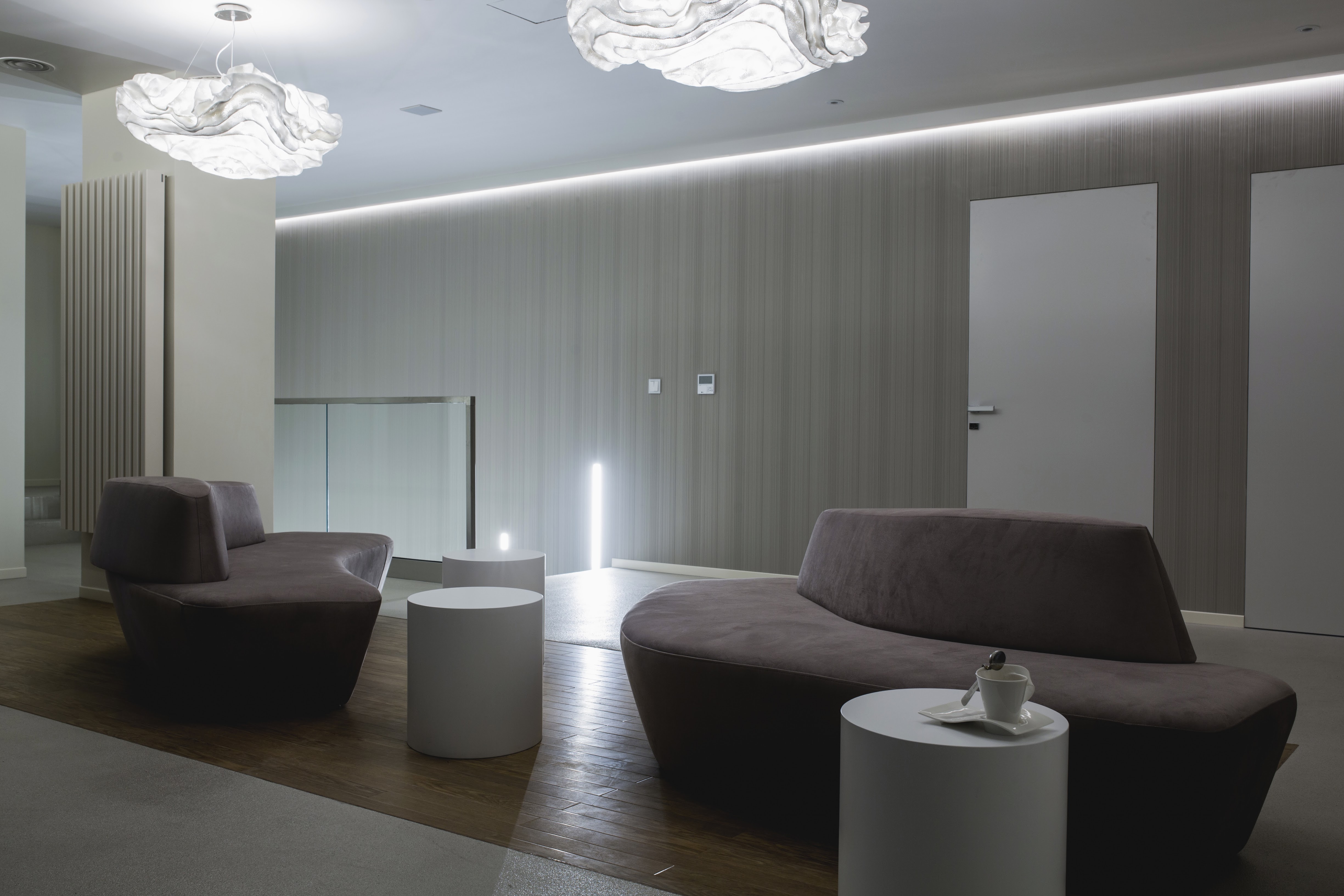 Poczekalnia w centralnej części piętra.