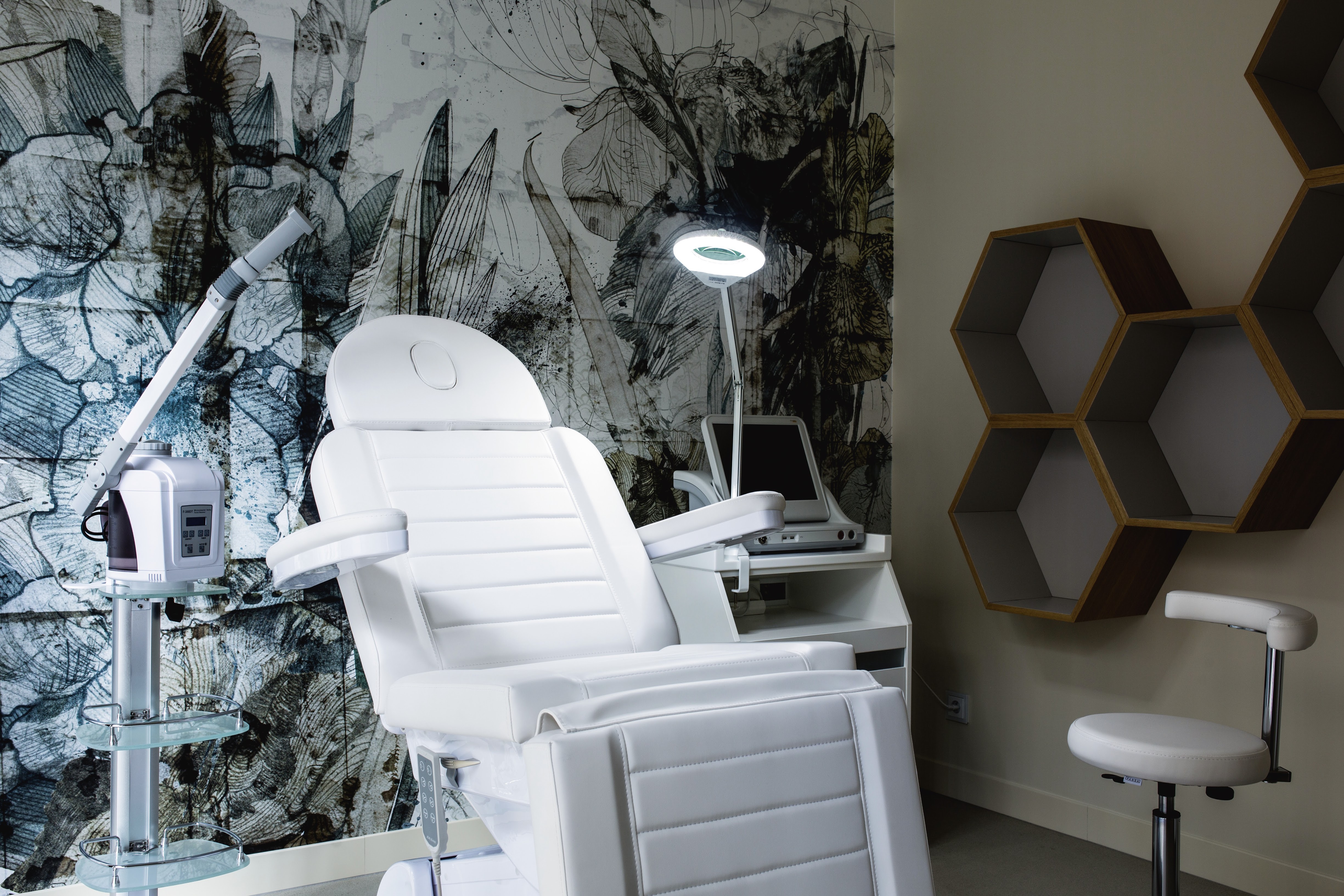 Gabinet kosmetyczny z tapetą od Double Room.