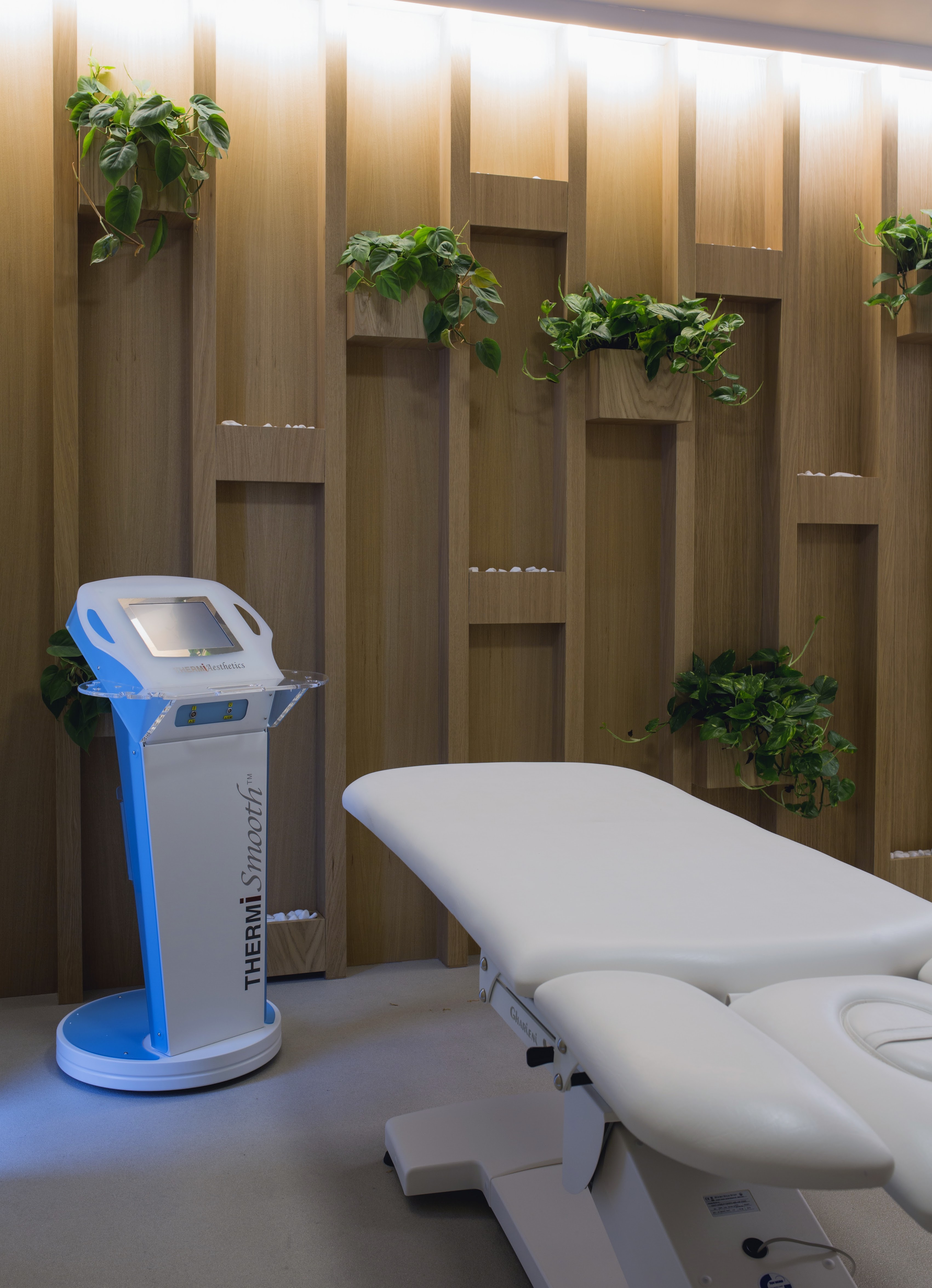 Gabinet masażu i łazienka na piętrze.