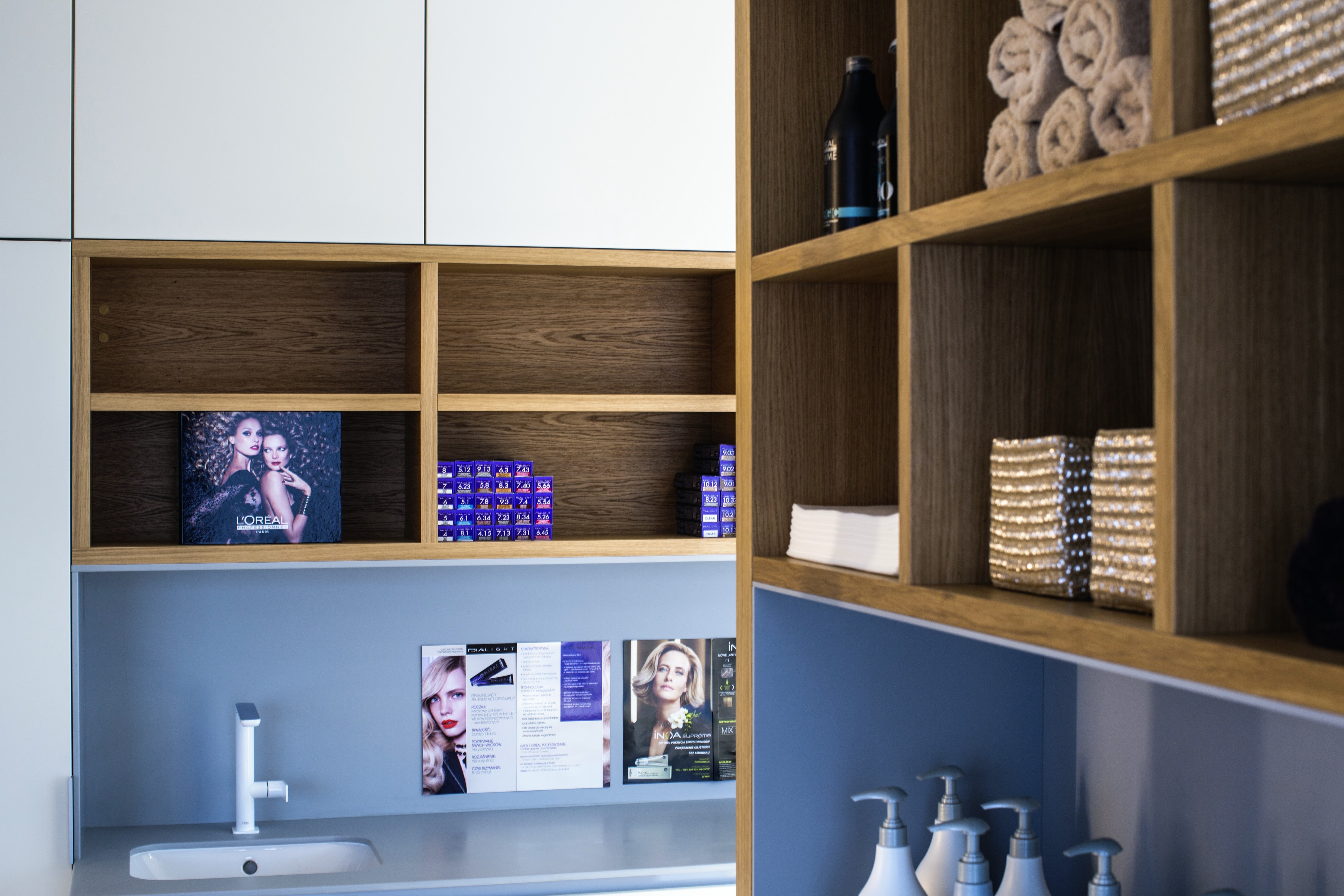 Detal mebli fryzjerskich.