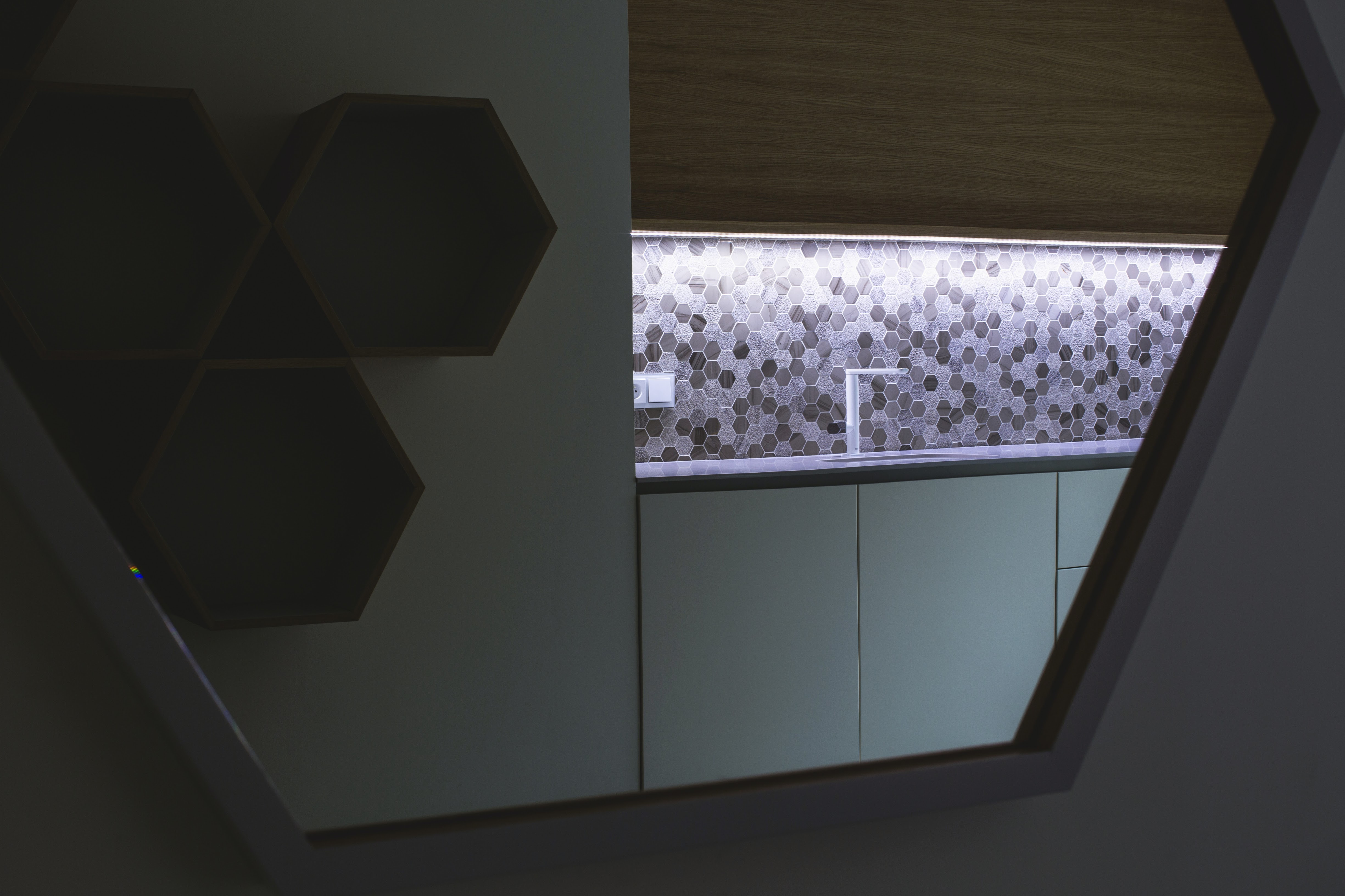 Oświetlenie tworzące nastrój i podkreślające kamienną mozaikę.