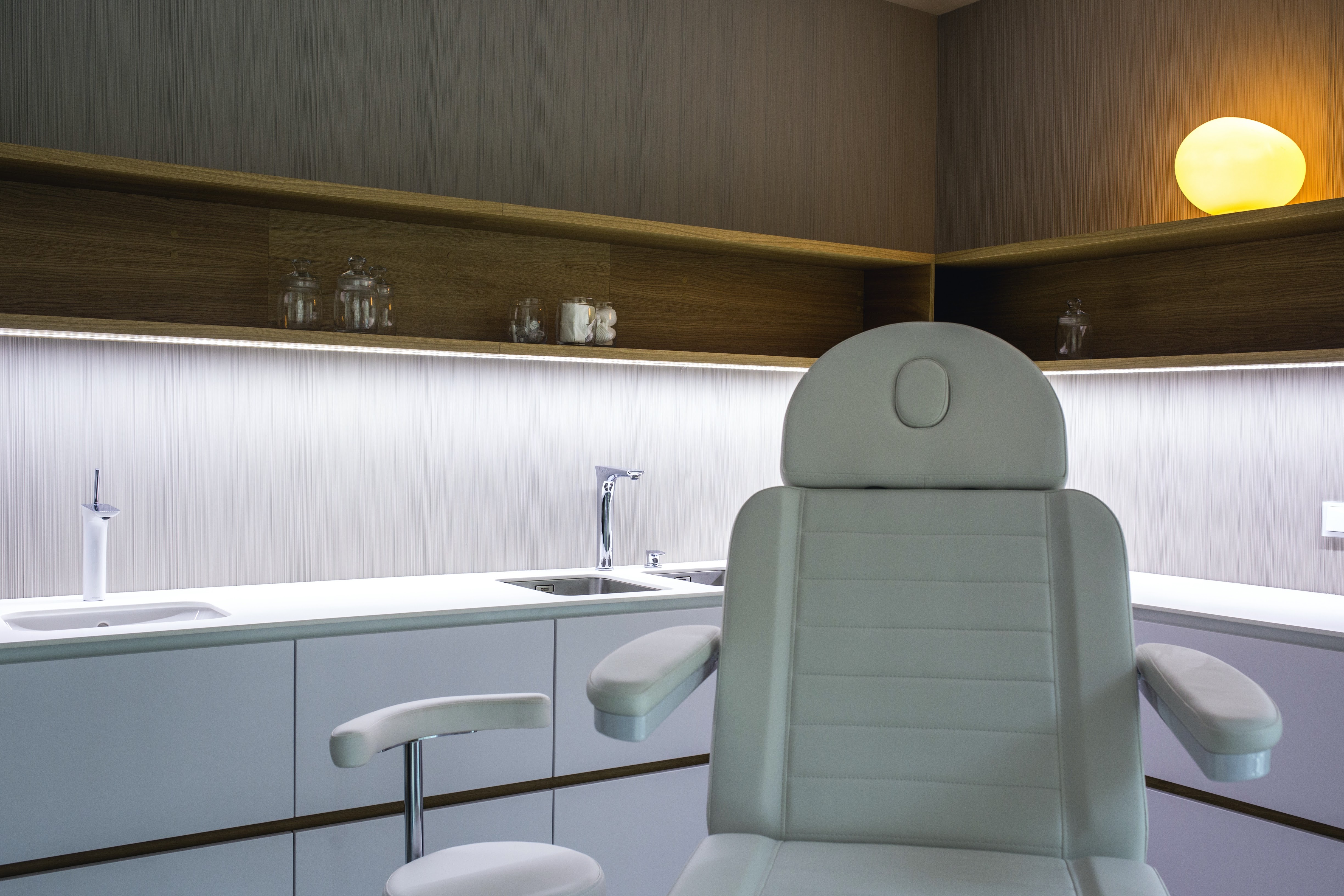 Ściana zabezpieczona bardzo odporną tapetą winylową.